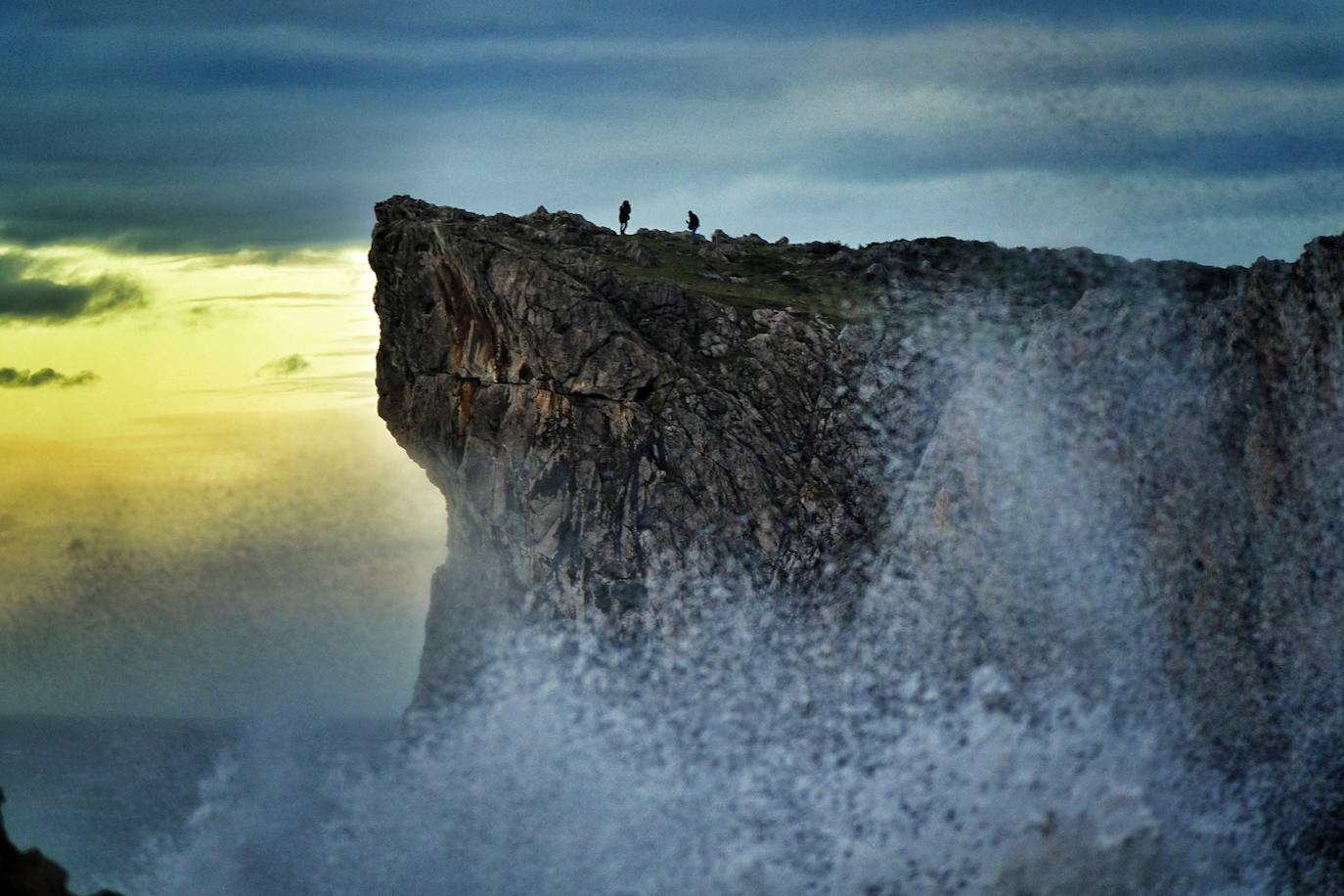 La borrasca 'Bella' tiene a Asturias en alerta roja por olas de hasta 10 metros.