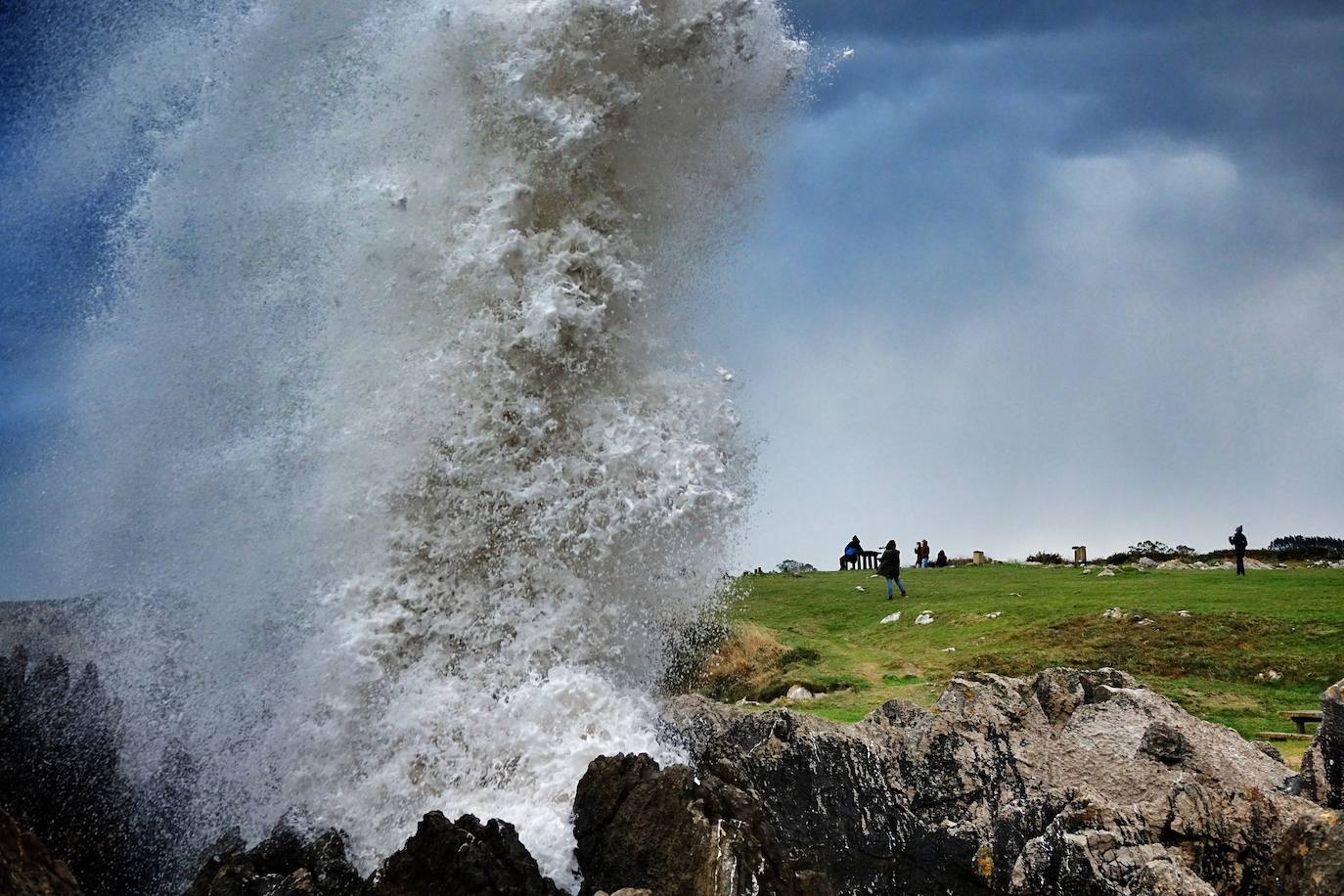 La borrasca 'Bella' tiene a Asturias en alerta roja por olas de hasta 10 metros.