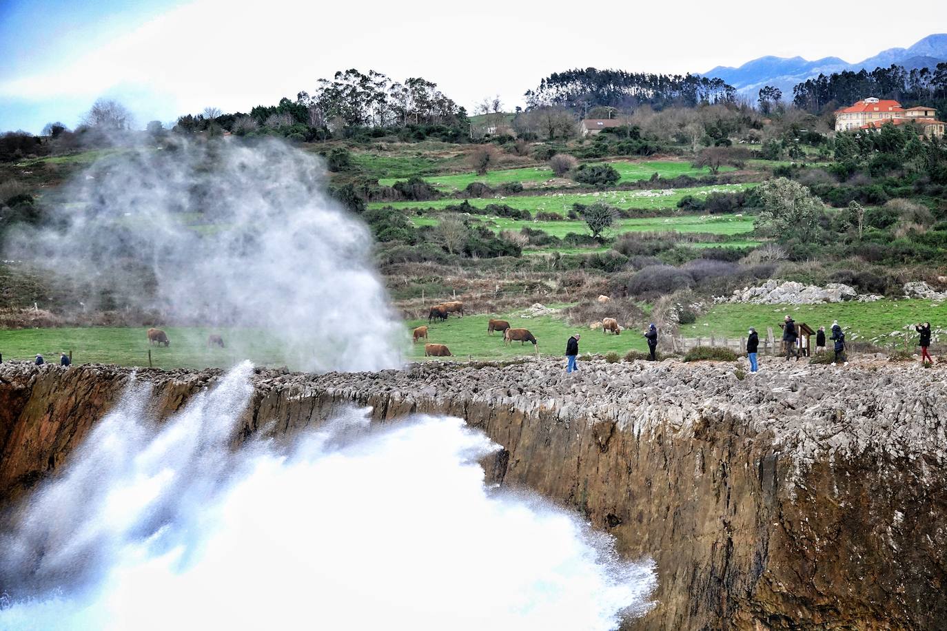 La borrasca 'Bella' tiene a Asturias en alerta roja por olas de hasta 10 metros.