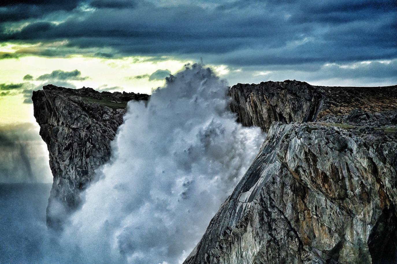 La borrasca 'Bella' tiene a Asturias en alerta roja por olas de hasta 10 metros.