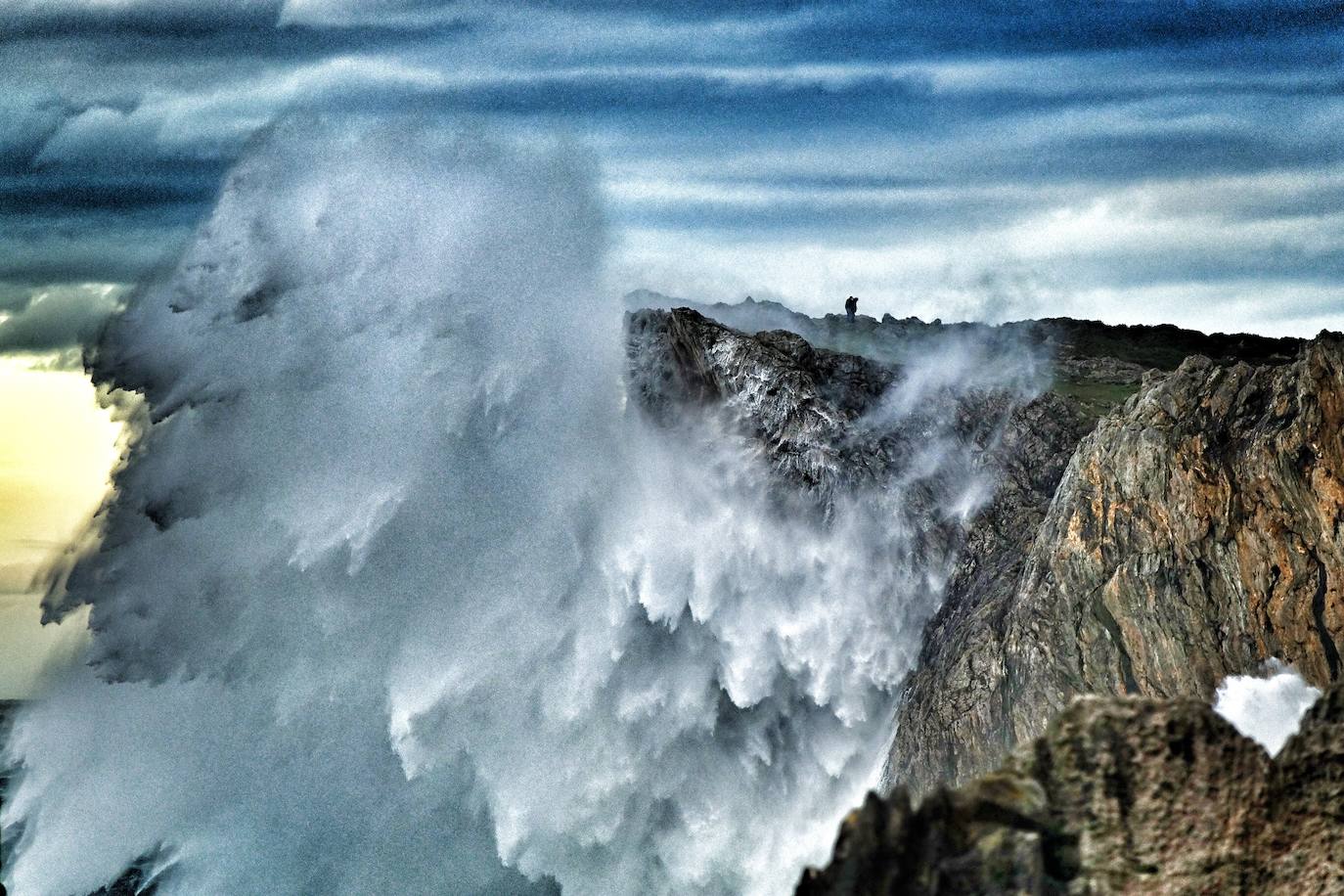 La borrasca 'Bella' tiene a Asturias en alerta roja por olas de hasta 10 metros.