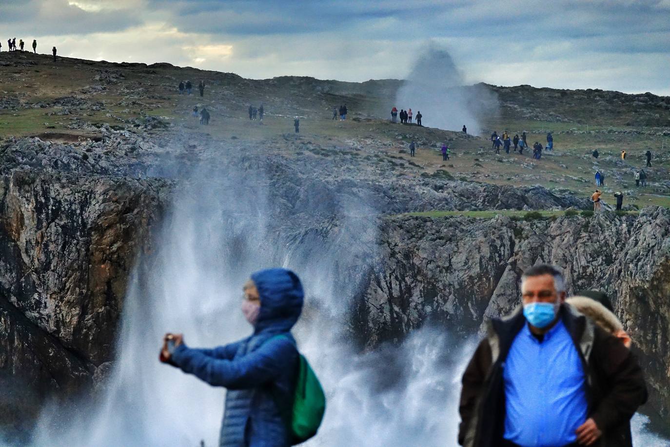 La borrasca 'Bella' tiene a Asturias en alerta roja por olas de hasta 10 metros.