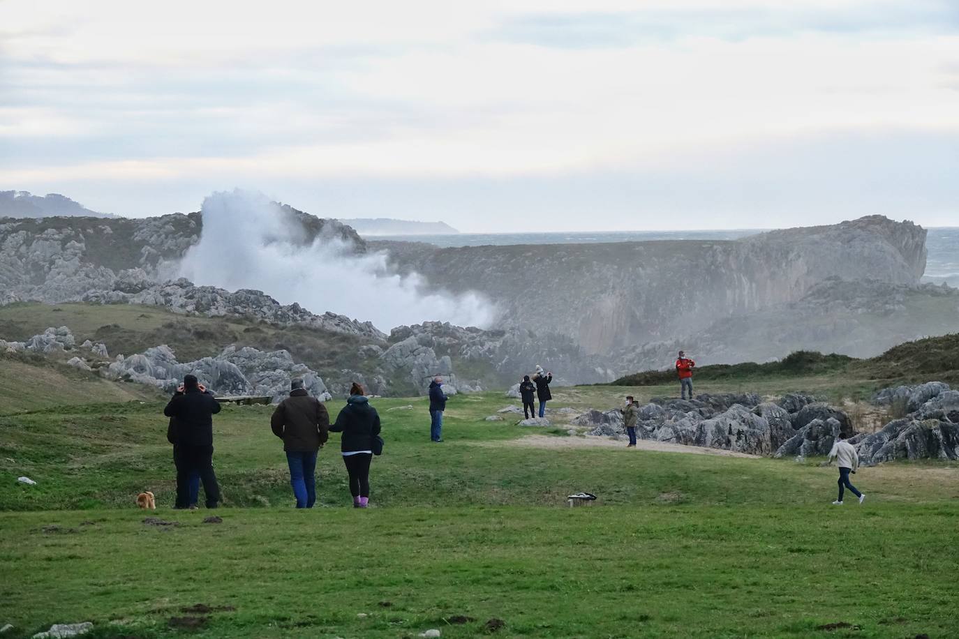 La borrasca 'Bella' tiene a Asturias en alerta roja por olas de hasta 10 metros.