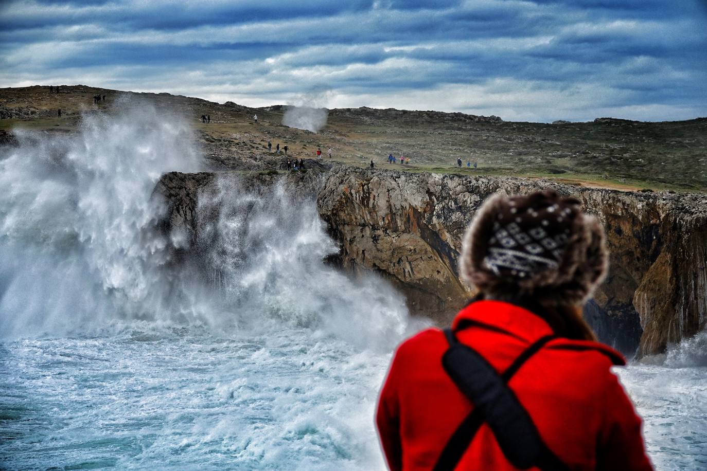 La borrasca 'Bella' tiene a Asturias en alerta roja por olas de hasta 10 metros.