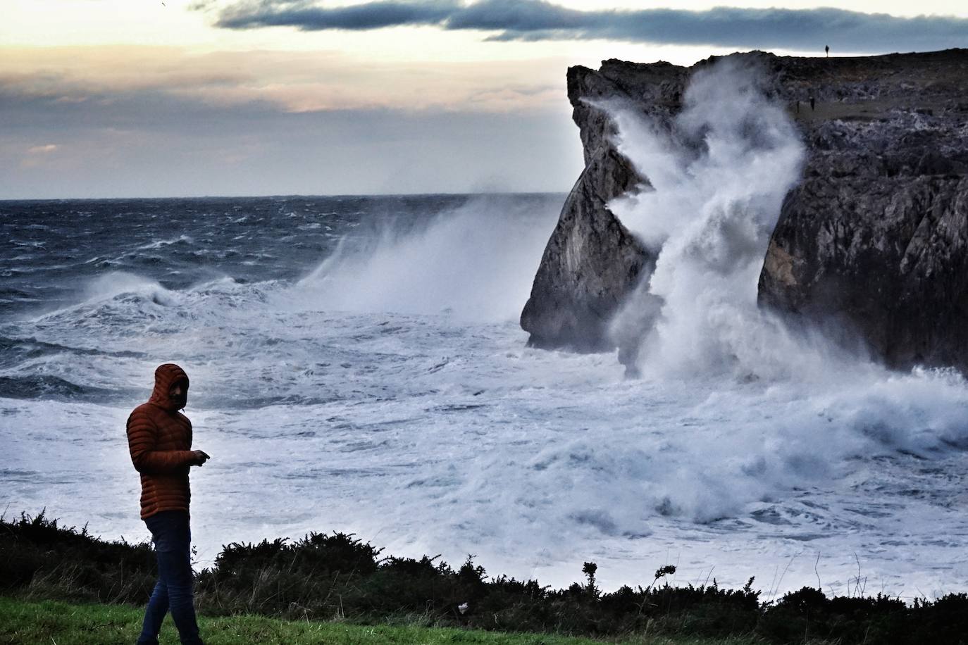 La borrasca 'Bella' tiene a Asturias en alerta roja por olas de hasta 10 metros.