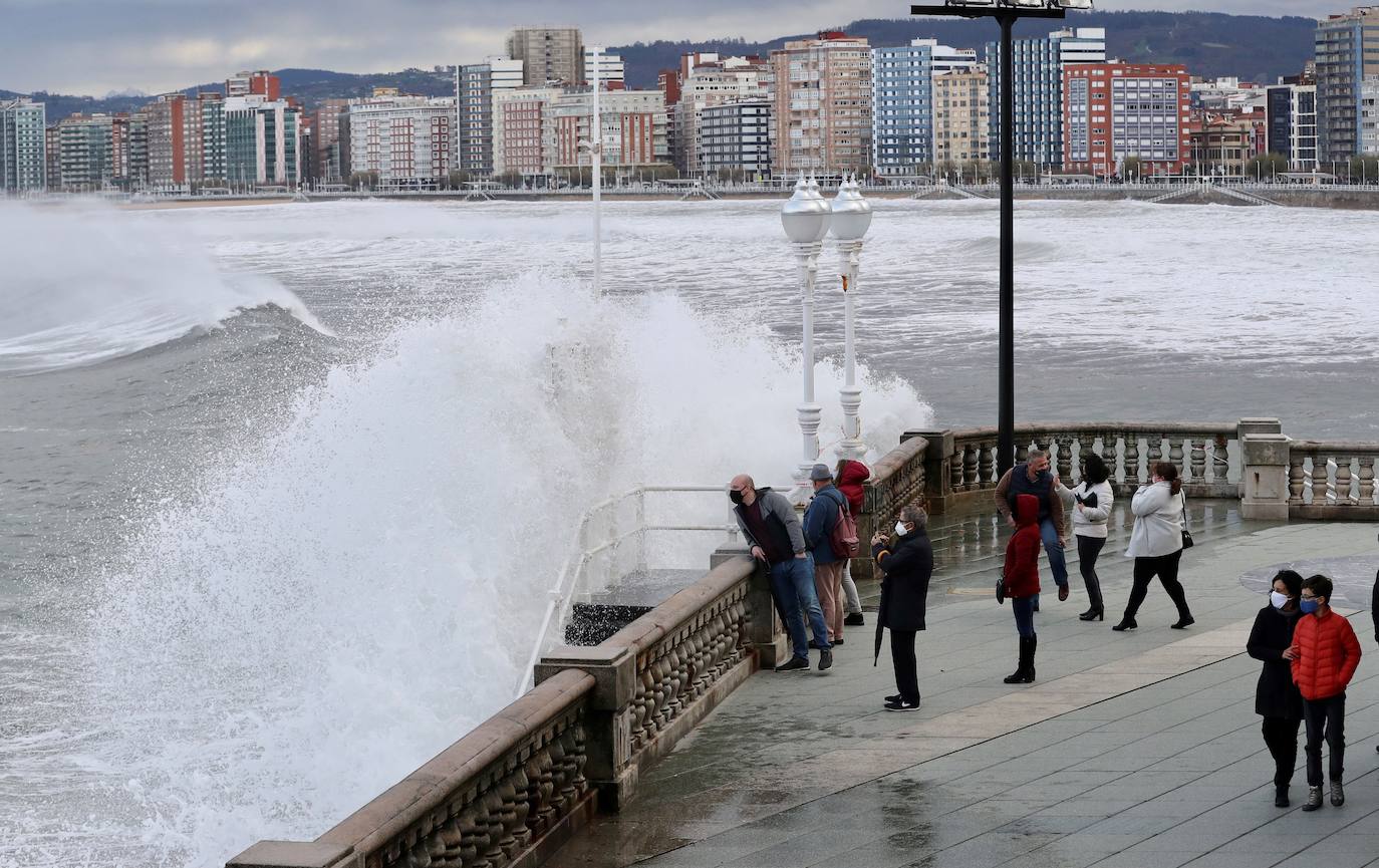 La borrasca 'Bella' que azota la cornisa Cantábrica deja rachas de hasta 110 kilómetros por hora y olas de diez metros en la región.