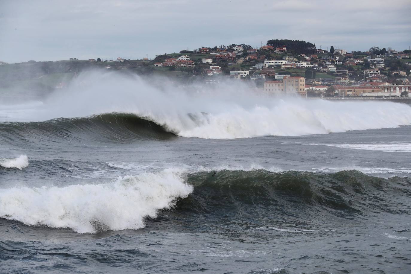 La borrasca 'Bella' que azota la cornisa Cantábrica deja rachas de hasta 110 kilómetros por hora y olas de diez metros en la región.
