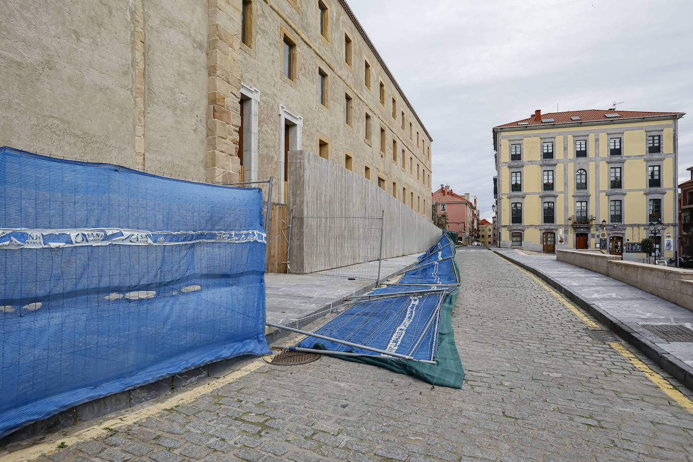 La borrasca 'Bella' que azota la cornisa Cantábrica deja rachas de hasta 110 kilómetros por hora y olas de diez metros en la región.