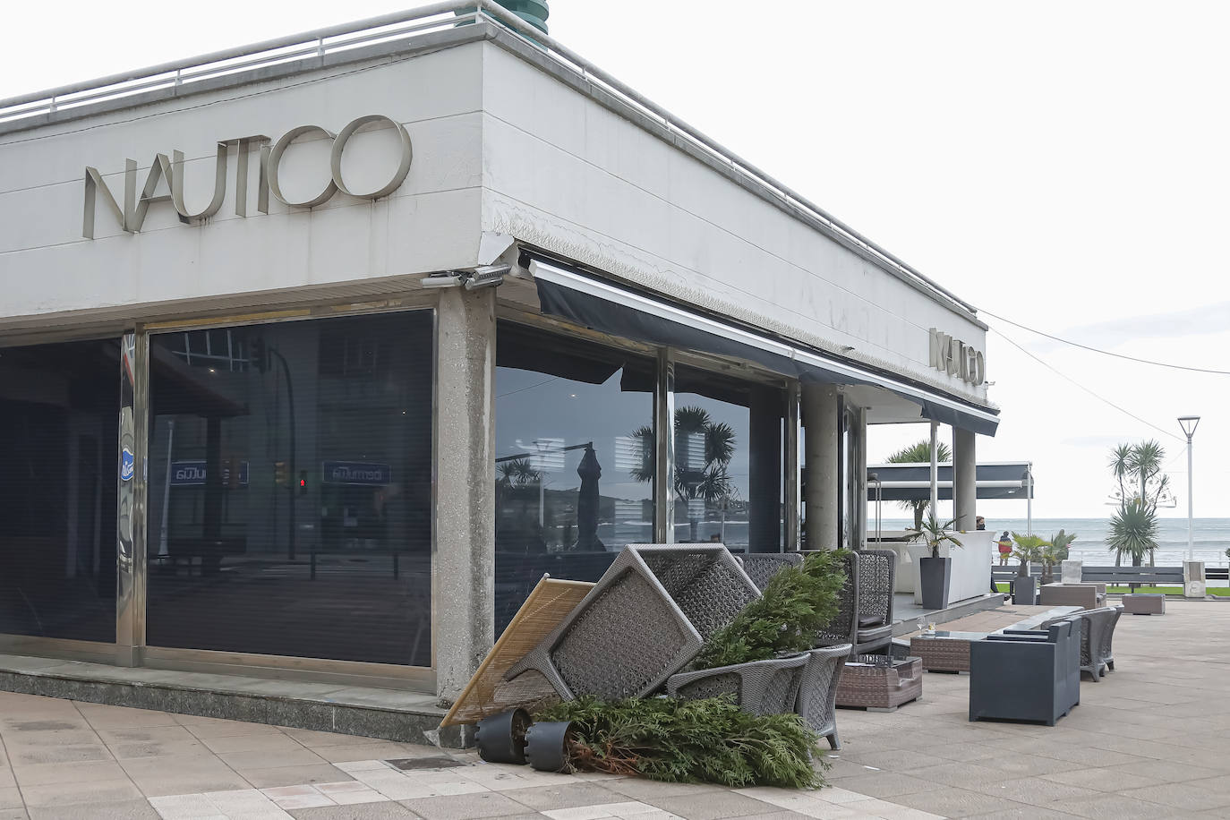 La borrasca 'Bella' que azota la cornisa Cantábrica deja rachas de hasta 110 kilómetros por hora y olas de diez metros en la región.