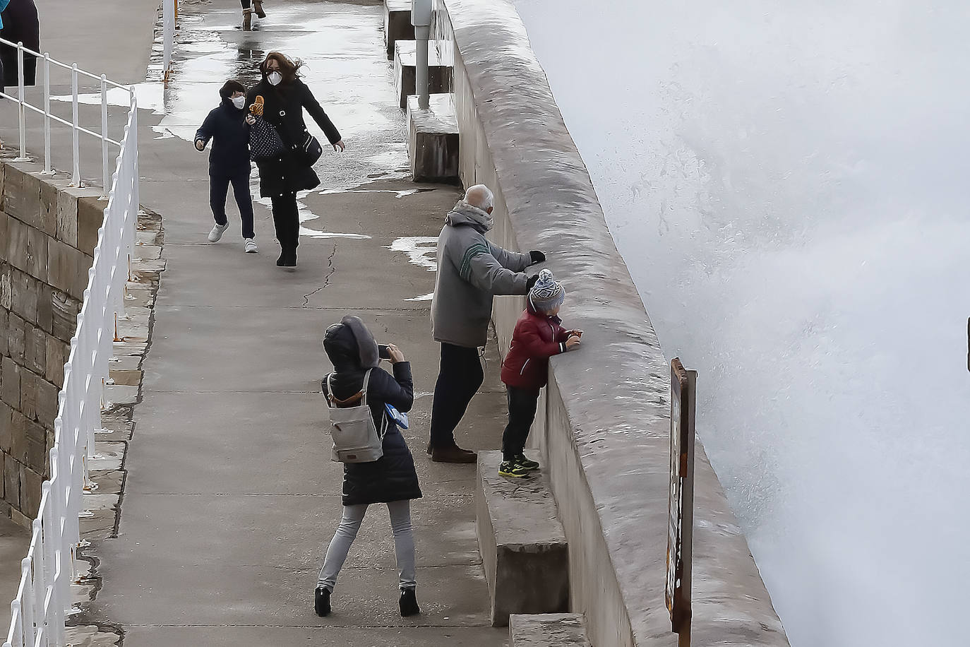 La borrasca 'Bella' que azota la cornisa Cantábrica deja rachas de hasta 110 kilómetros por hora y olas de diez metros en la región.