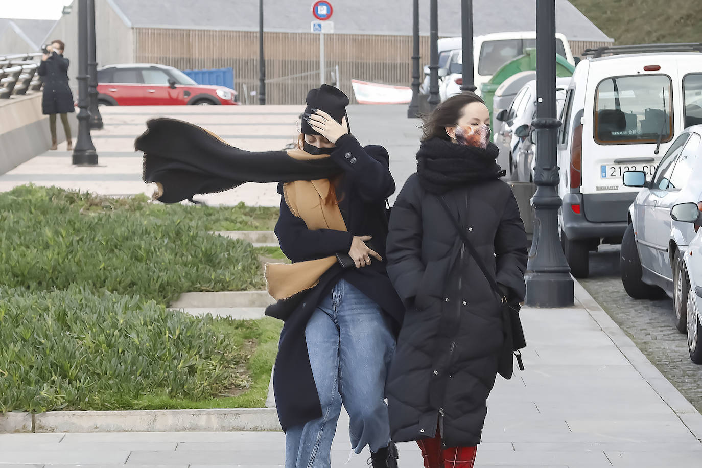 La borrasca 'Bella' que azota la cornisa Cantábrica deja rachas de hasta 110 kilómetros por hora y olas de diez metros en la región.