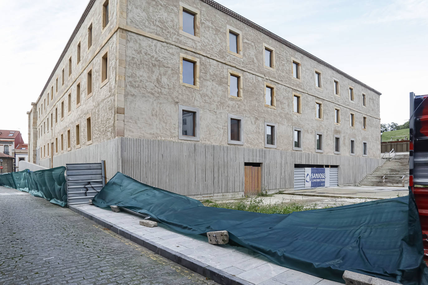 La borrasca 'Bella' que azota la cornisa Cantábrica deja rachas de hasta 110 kilómetros por hora y olas de diez metros en la región.