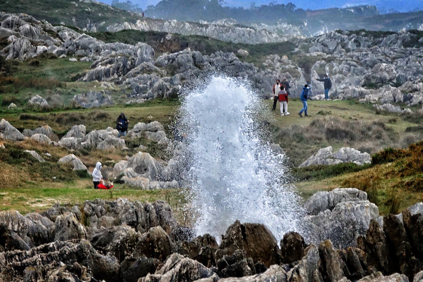 La borrasca 'Bella' que azota la cornisa Cantábrica deja rachas de hasta 110 kilómetros por hora y olas de diez metros en la región.