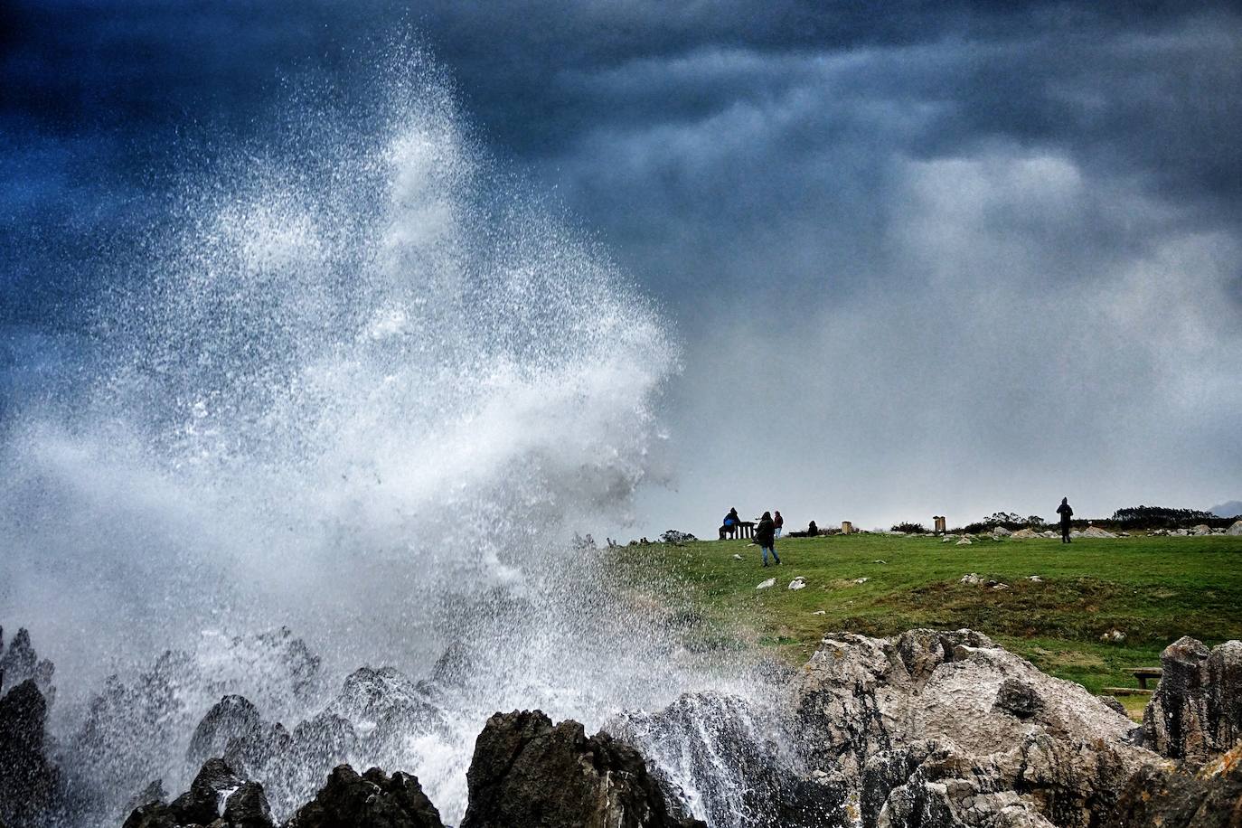 La borrasca 'Bella' que azota la cornisa Cantábrica deja rachas de hasta 110 kilómetros por hora y olas de diez metros en la región.