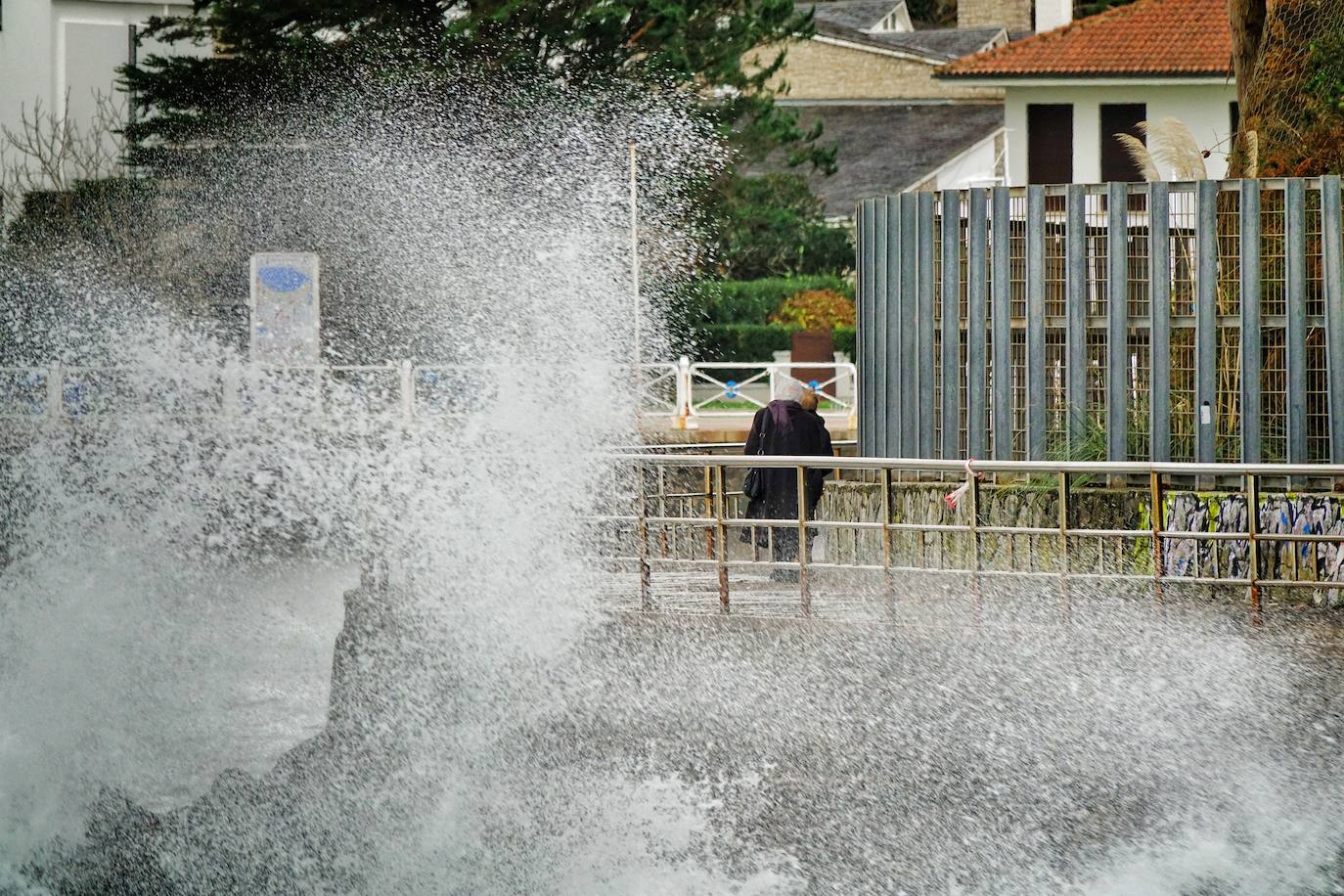 La borrasca 'Bella' que azota la cornisa Cantábrica deja rachas de hasta 110 kilómetros por hora y olas de diez metros en la región.