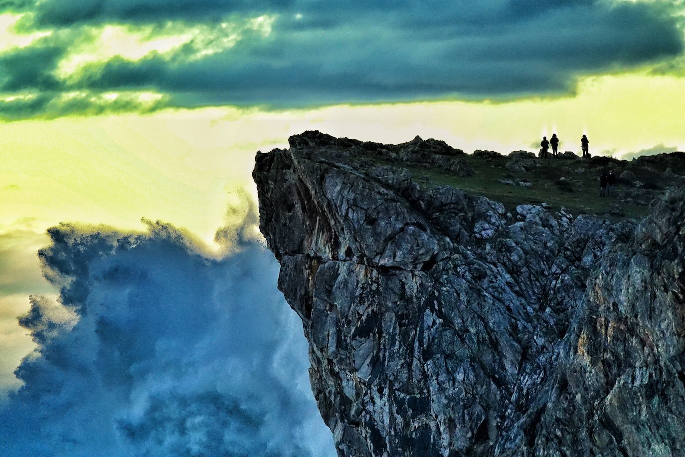 La borrasca 'Bella' que azota la cornisa Cantábrica deja rachas de hasta 110 kilómetros por hora y olas de diez metros en la región.