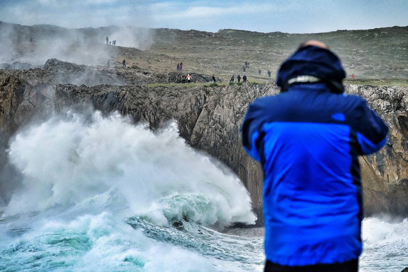 La borrasca 'Bella' que azota la cornisa Cantábrica deja rachas de hasta 110 kilómetros por hora y olas de diez metros en la región.