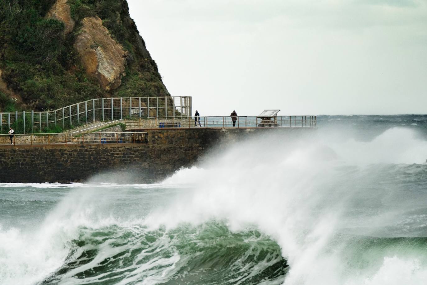 La borrasca 'Bella' que azota la cornisa Cantábrica deja rachas de hasta 110 kilómetros por hora y olas de diez metros en la región.