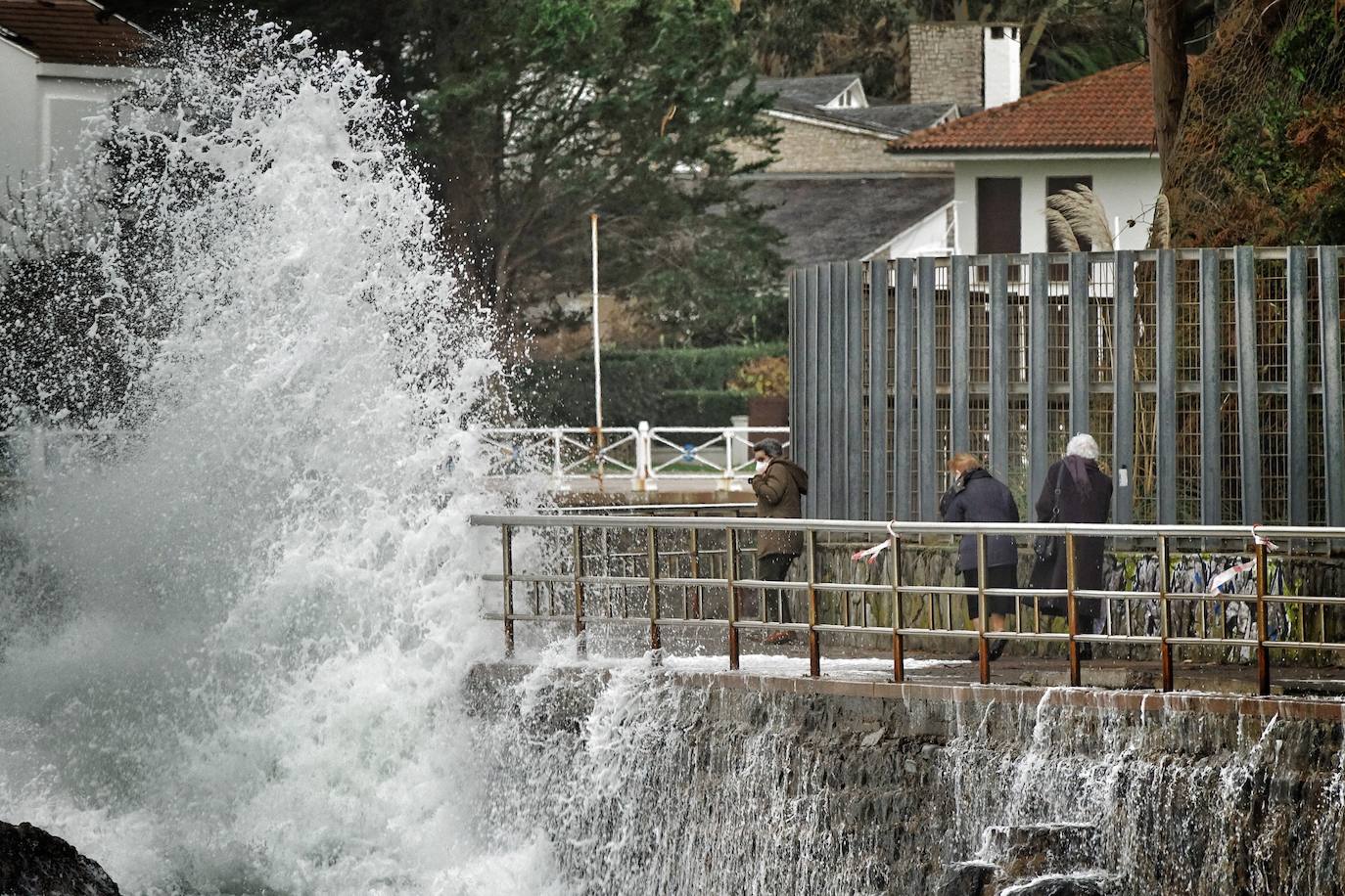 La borrasca 'Bella' que azota la cornisa Cantábrica deja rachas de hasta 110 kilómetros por hora y olas de diez metros en la región.
