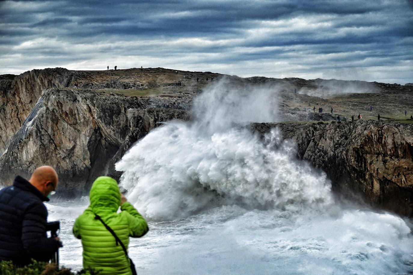 La borrasca 'Bella' que azota la cornisa Cantábrica deja rachas de hasta 110 kilómetros por hora y olas de diez metros en la región.