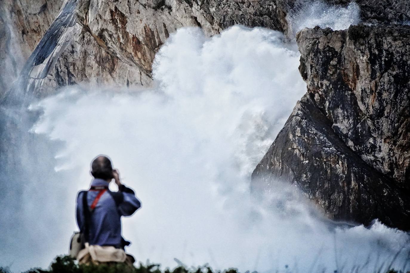 La borrasca 'Bella' que azota la cornisa Cantábrica deja rachas de hasta 110 kilómetros por hora y olas de diez metros en la región.