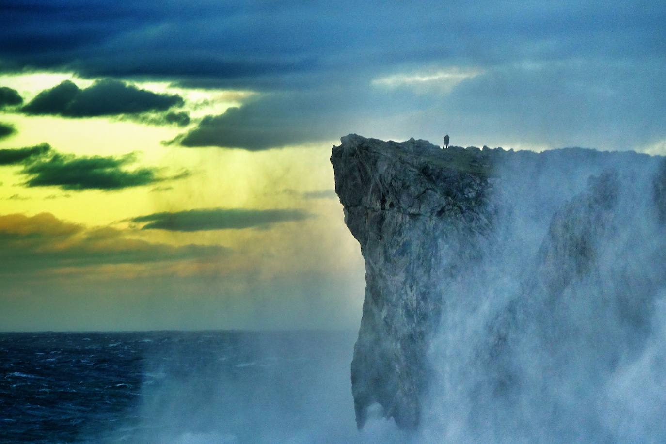 La borrasca 'Bella' que azota la cornisa Cantábrica deja rachas de hasta 110 kilómetros por hora y olas de diez metros en la región.