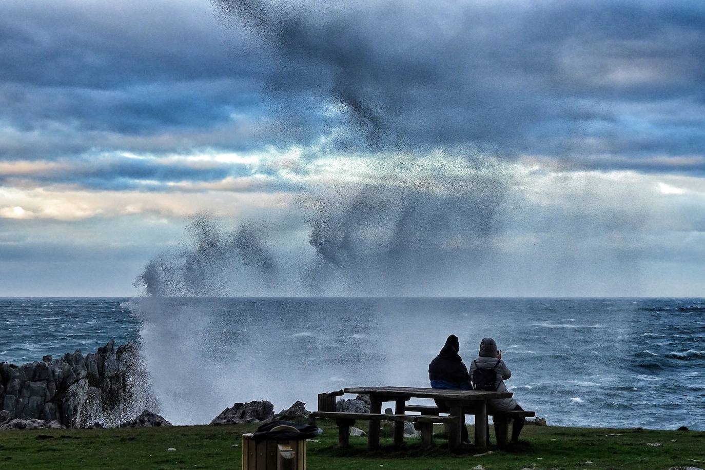 La borrasca 'Bella' que azota la cornisa Cantábrica deja rachas de hasta 110 kilómetros por hora y olas de diez metros en la región.
