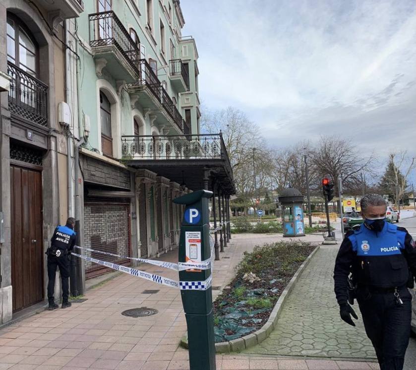 La borrasca 'Bella' que azota la cornisa Cantábrica deja rachas de hasta 110 kilómetros por hora y olas de diez metros en la región.