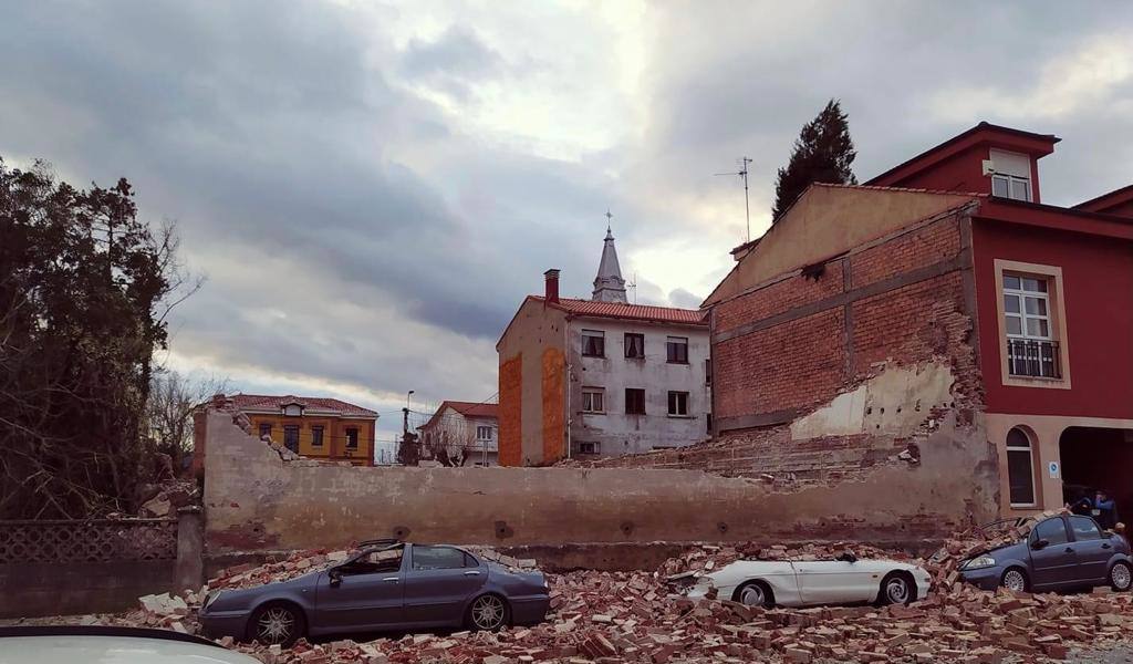 La borrasca 'Bella' que azota la cornisa Cantábrica deja rachas de hasta 110 kilómetros por hora y olas de diez metros en la región.