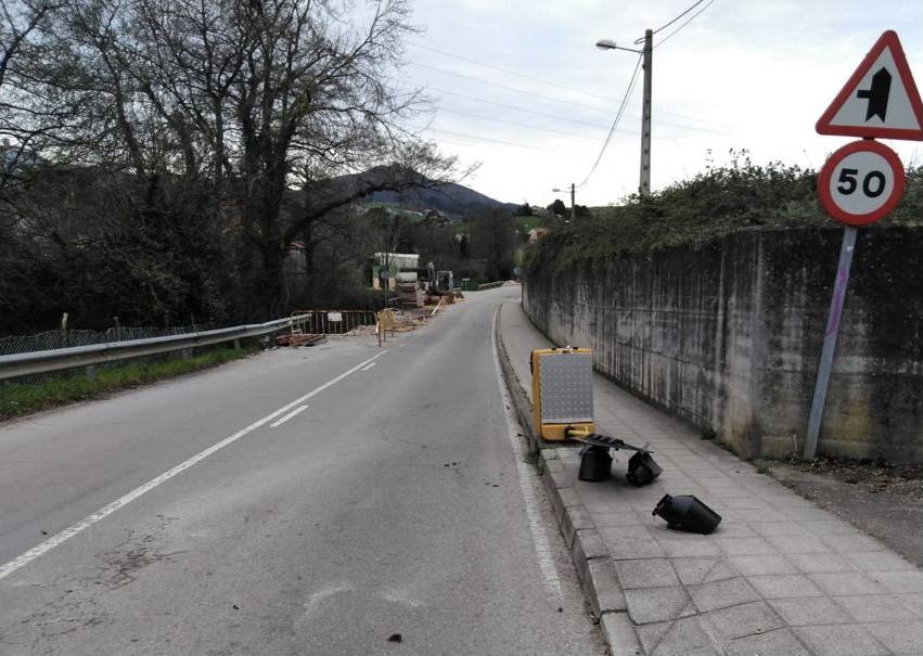La borrasca 'Bella' que azota la cornisa Cantábrica deja rachas de hasta 110 kilómetros por hora y olas de diez metros en la región.