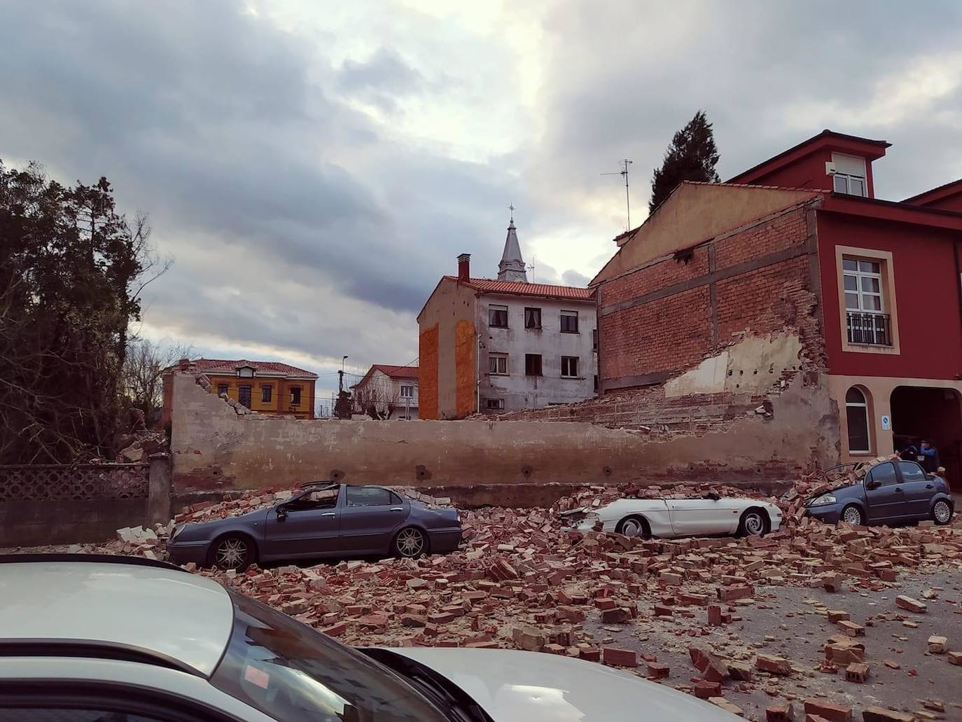 La borrasca 'Bella' que azota la cornisa Cantábrica deja rachas de hasta 110 kilómetros por hora y olas de diez metros en la región.