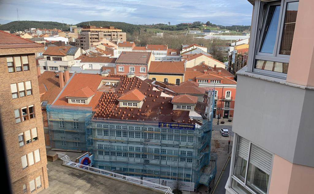 La borrasca 'Bella' que azota la cornisa Cantábrica deja rachas de hasta 110 kilómetros por hora y olas de diez metros en la región.