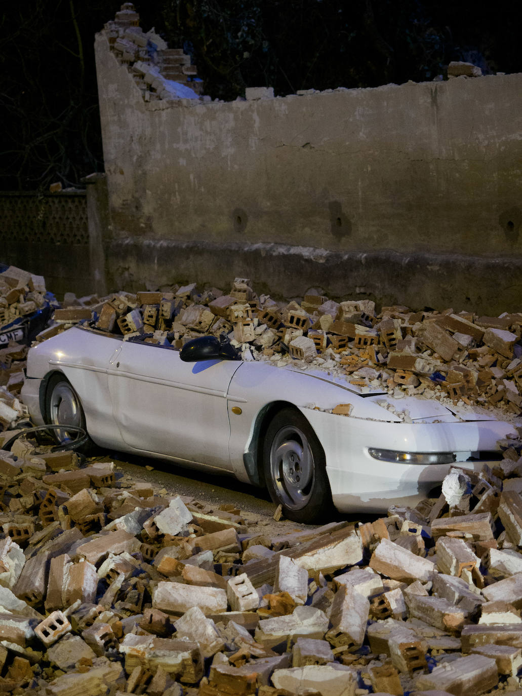 La borrasca 'Bella' que azota la cornisa Cantábrica deja rachas de hasta 110 kilómetros por hora y olas de diez metros en la región.