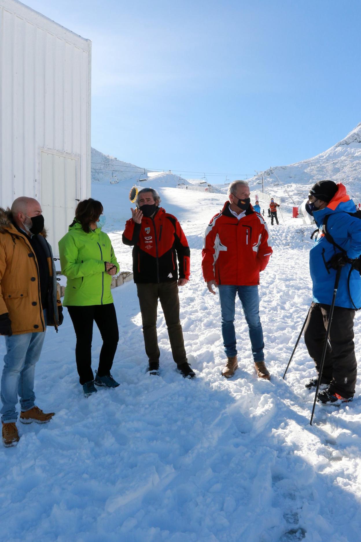 Los representantes del PP, con miembros de clubes deportivos. 