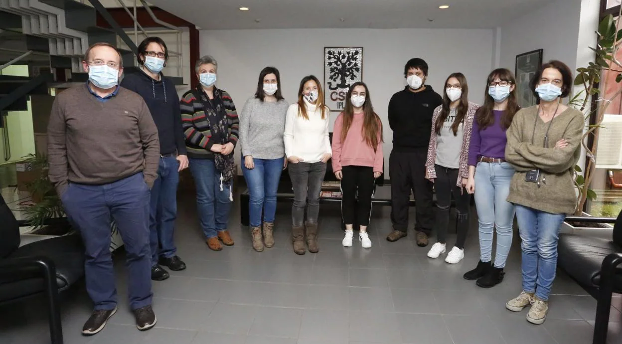 De izquierda a derecha, Abelardo Margolles, Carlos Sabater, Patricia Ruas, Lorena Ruiz, Diana Luaces, Ana Castro, Héctor Tamés, Inés Calvete, Raquel Marcos, Susana Delgado, en las instalaciones del IPLA en Villaviciosa. 