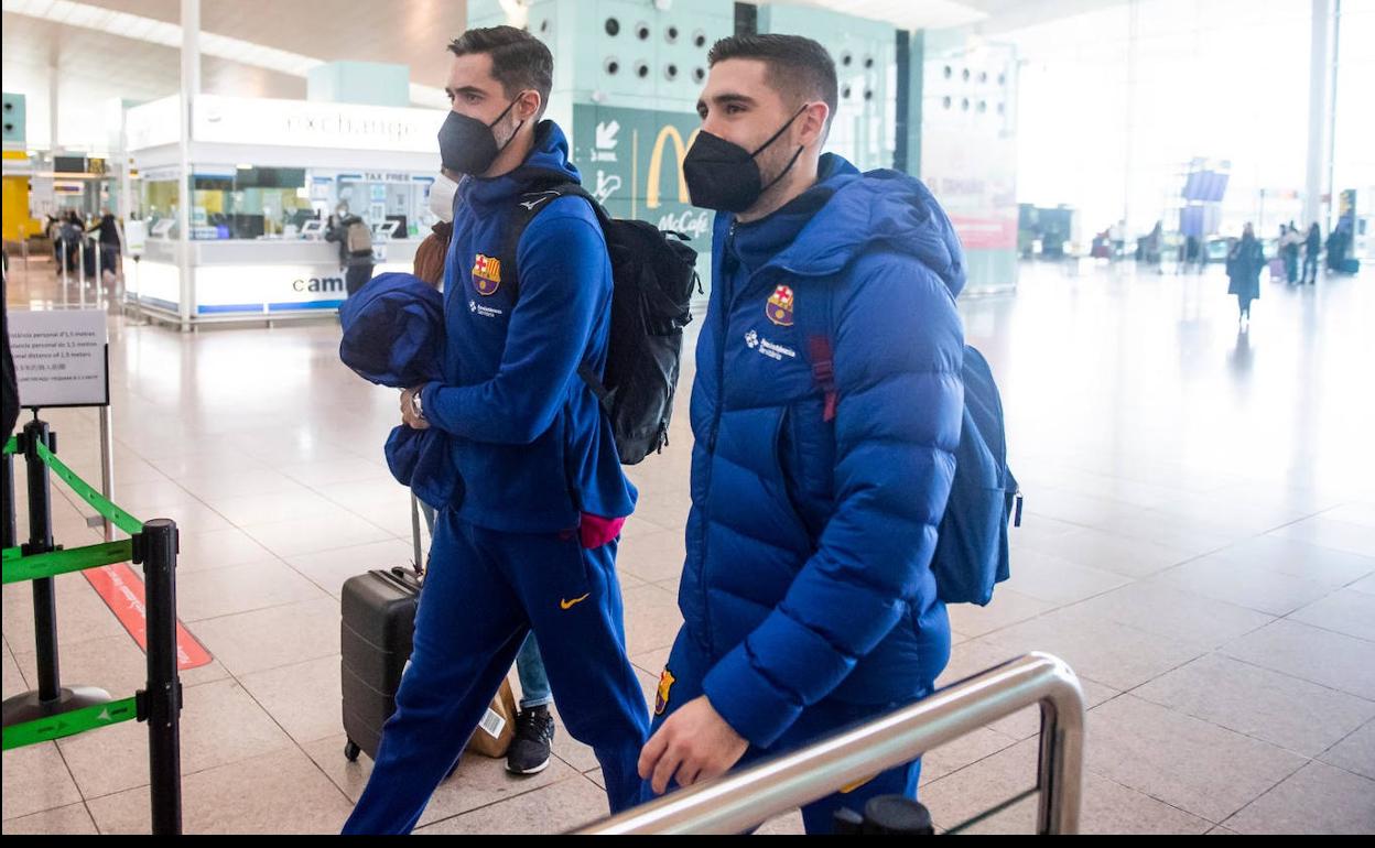 Raúl Entrerríos, a la izquierda, con el esloveno Blaz Janc esta mañana, en el aeropuerto de Barcelona, camino de Colonia