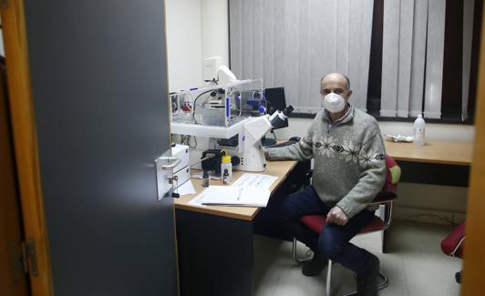 José María Pérez Freije, en su despacho del Departamento de Bioquímica y Biología Molecular de la Universidad de Oviedo.