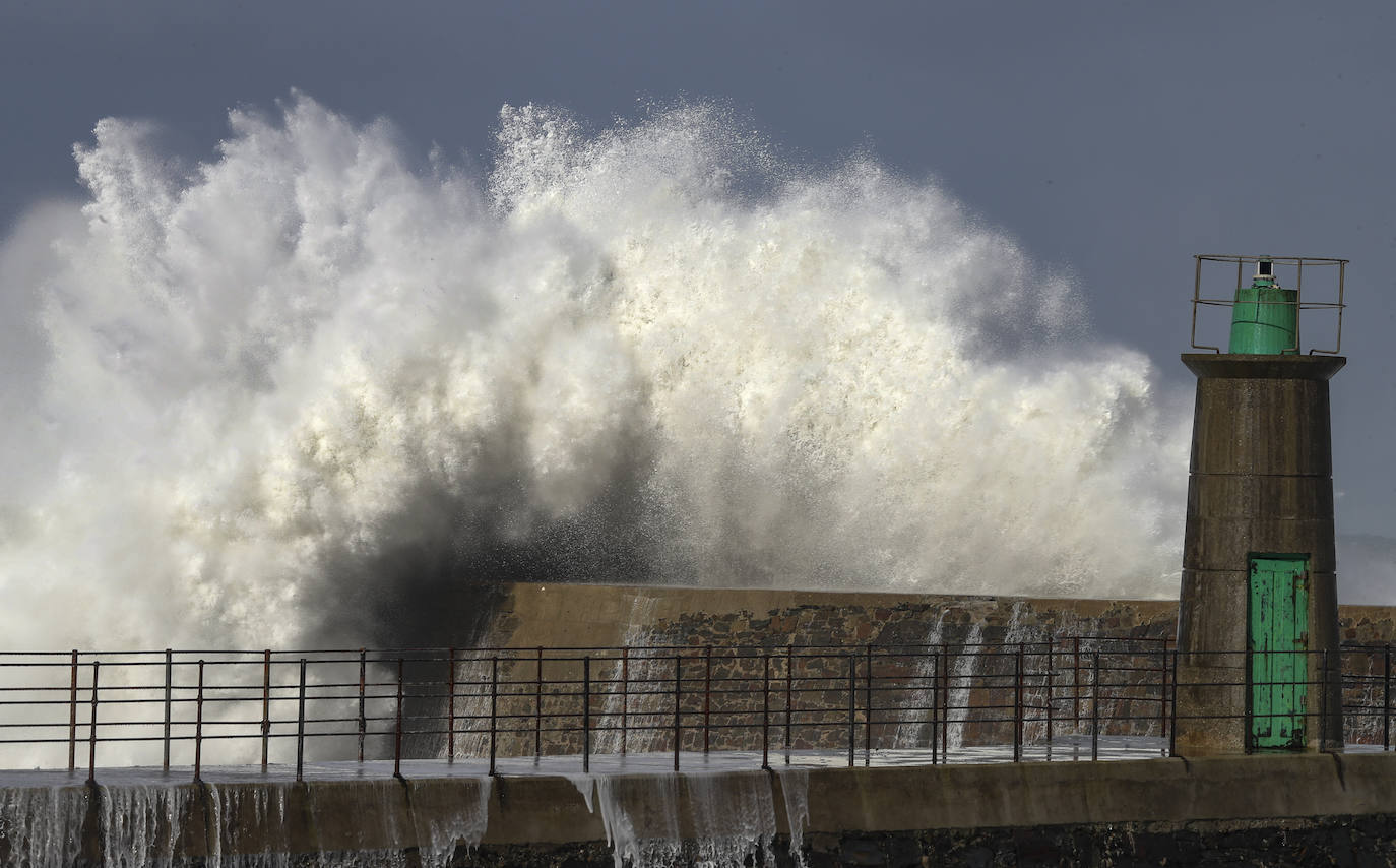 El fuerte oleaje provocado por el temporal 'Bella' ha provocado la rotura del dique de abrigo exterior del puerto de Viavélez (El Franco), llevándose por delante el faro de luz de entrada al puerto. El suceso no ha cogido por sorpresa a pescadores profesionales y deportivos que vienen denunciado desde hace años las carencias y el estado que presenta la infraestructura 