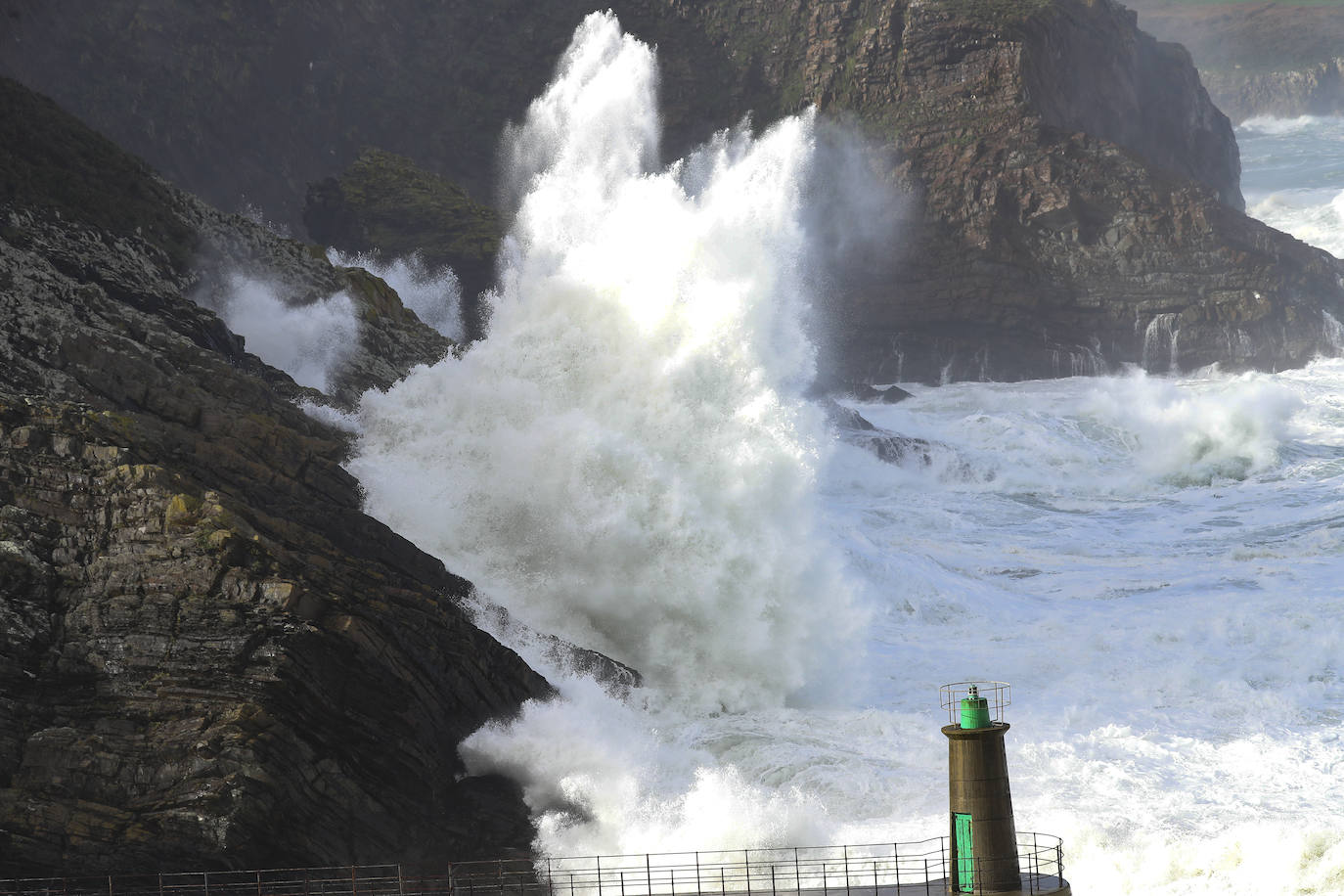 El fuerte oleaje provocado por el temporal 'Bella' ha provocado la rotura del dique de abrigo exterior del puerto de Viavélez (El Franco), llevándose por delante el faro de luz de entrada al puerto. El suceso no ha cogido por sorpresa a pescadores profesionales y deportivos que vienen denunciado desde hace años las carencias y el estado que presenta la infraestructura 