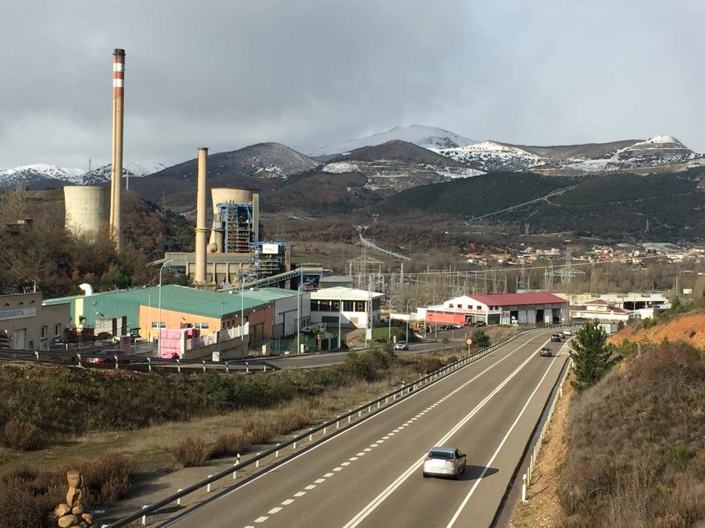 La borrasca 'Bella' ha provocado más de 1.900 incidencias en Asturias y complica las comunicaciones. La nieve acumulada en las últimas horas, que ha cerrado el puerto del Connio, obliga a usar cadenas en 15 altos de montaña. Los fuertes vientos han procovado la caída de árboles y la Aemet mantiene el litoral del Principado en alerta roja por olas de hasta diez metros 