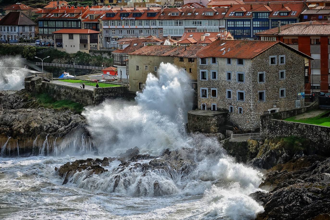 La borrasca 'Bella' ha provocado más de 1.900 incidencias en Asturias y complica las comunicaciones. La nieve acumulada en las últimas horas, que ha cerrado el puerto del Connio, obliga a usar cadenas en 15 altos de montaña. Los fuertes vientos han procovado la caída de árboles y la Aemet mantiene el litoral del Principado en alerta roja por olas de hasta diez metros 