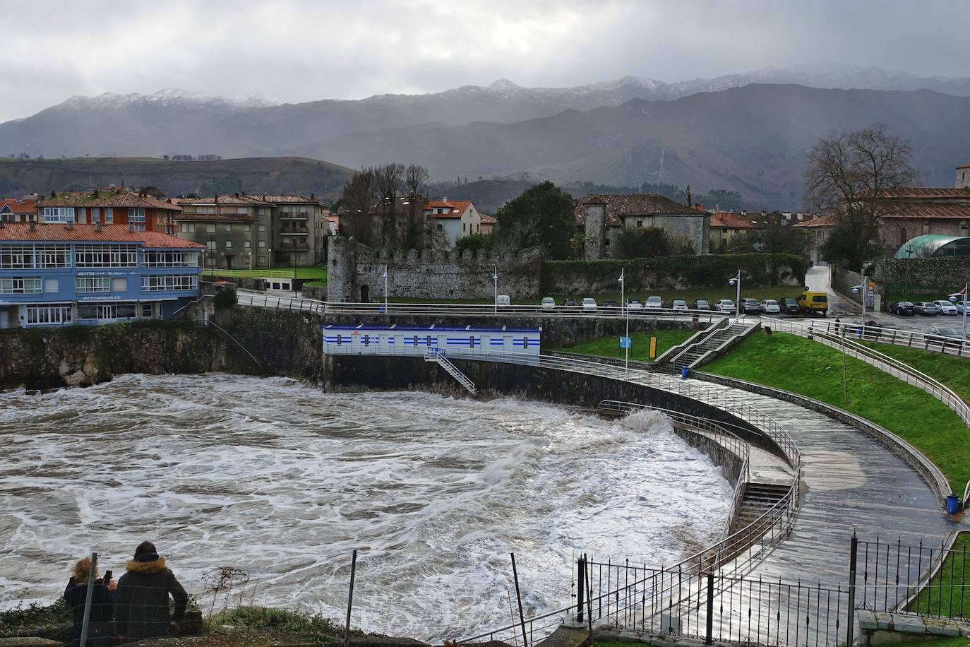 La borrasca 'Bella' ha provocado más de 1.900 incidencias en Asturias y complica las comunicaciones. La nieve acumulada en las últimas horas, que ha cerrado el puerto del Connio, obliga a usar cadenas en 15 altos de montaña. Los fuertes vientos han procovado la caída de árboles y la Aemet mantiene el litoral del Principado en alerta roja por olas de hasta diez metros 