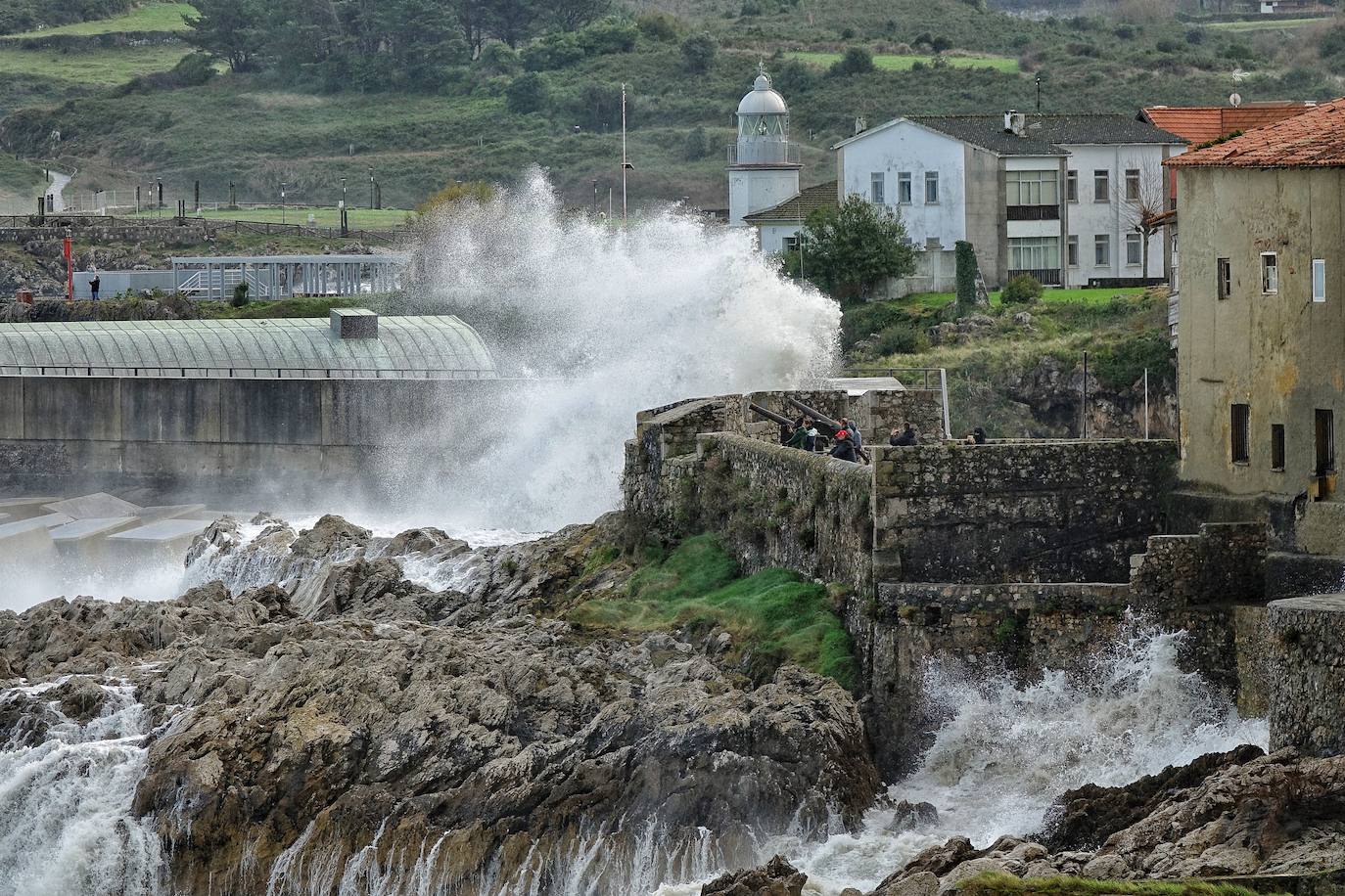 La borrasca 'Bella' ha provocado más de 1.900 incidencias en Asturias y complica las comunicaciones. La nieve acumulada en las últimas horas, que ha cerrado el puerto del Connio, obliga a usar cadenas en 15 altos de montaña. Los fuertes vientos han procovado la caída de árboles y la Aemet mantiene el litoral del Principado en alerta roja por olas de hasta diez metros 