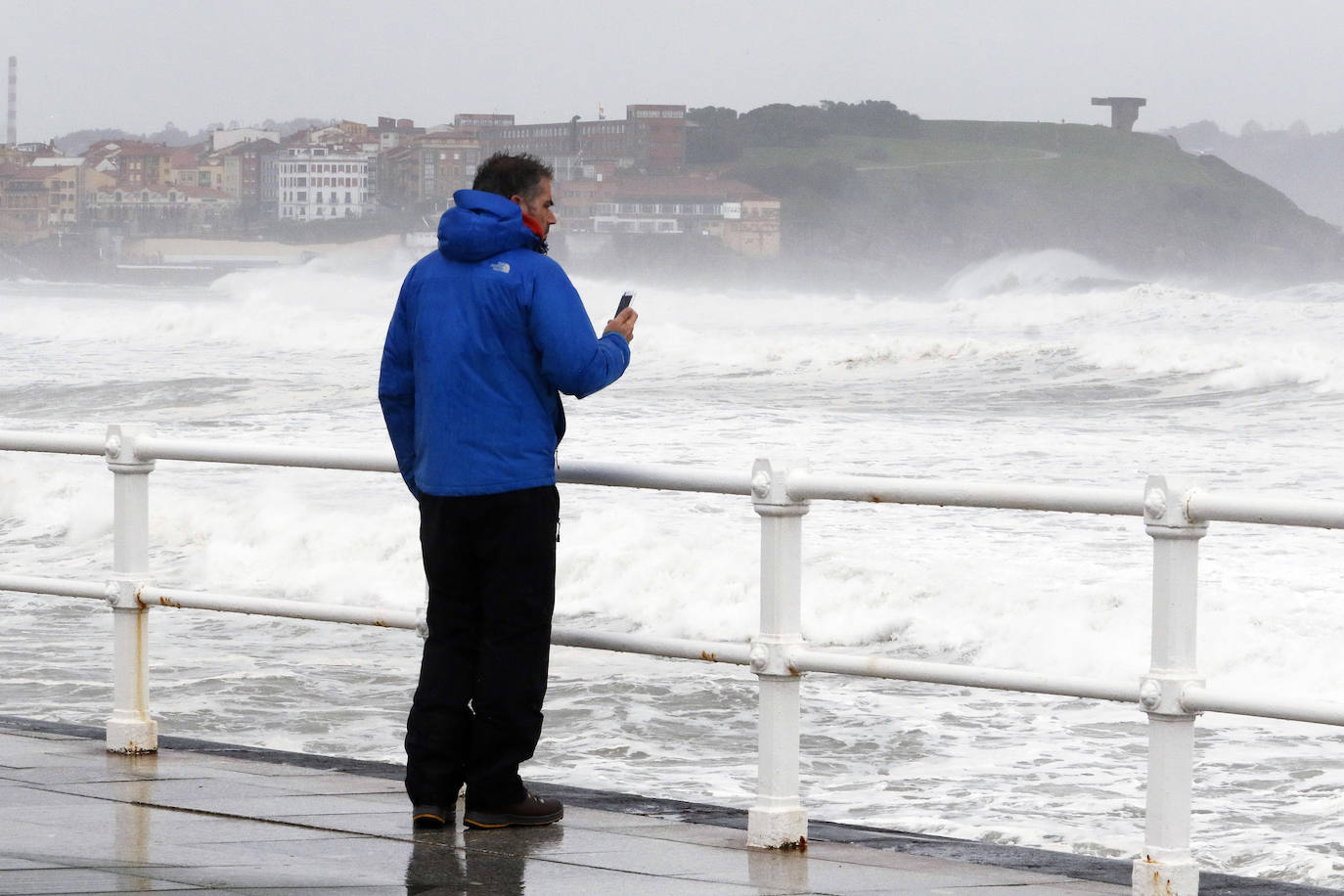 La borrasca 'Bella' ha provocado más de 1.900 incidencias en Asturias y complica las comunicaciones. La nieve acumulada en las últimas horas, que ha cerrado el puerto del Connio, obliga a usar cadenas en 15 altos de montaña. Los fuertes vientos han procovado la caída de árboles y la Aemet mantiene el litoral del Principado en alerta roja por olas de hasta diez metros 