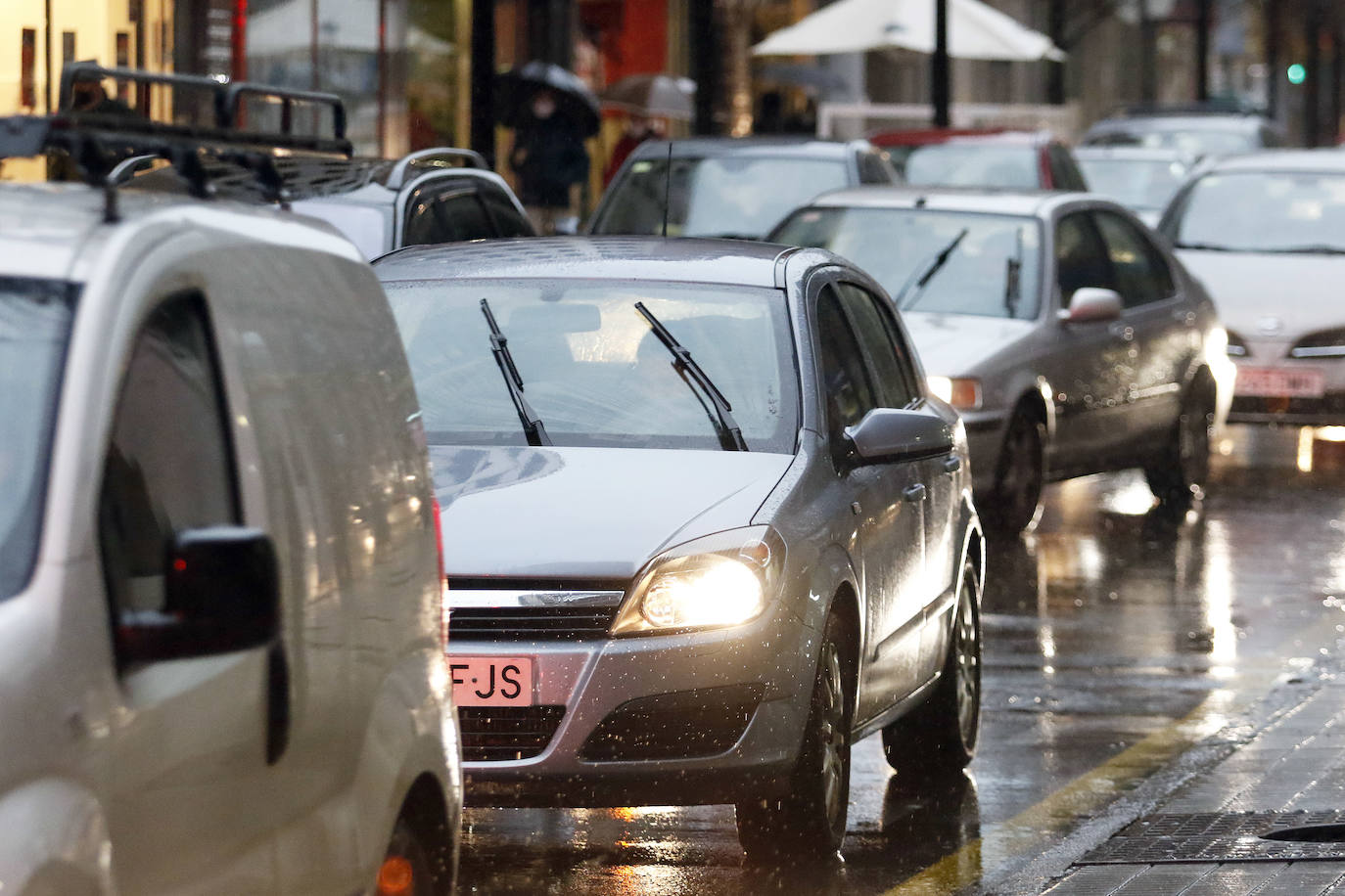 La borrasca 'Bella' ha provocado más de 1.900 incidencias en Asturias y complica las comunicaciones. La nieve acumulada en las últimas horas, que ha cerrado el puerto del Connio, obliga a usar cadenas en 15 altos de montaña. Los fuertes vientos han procovado la caída de árboles y la Aemet mantiene el litoral del Principado en alerta roja por olas de hasta diez metros 
