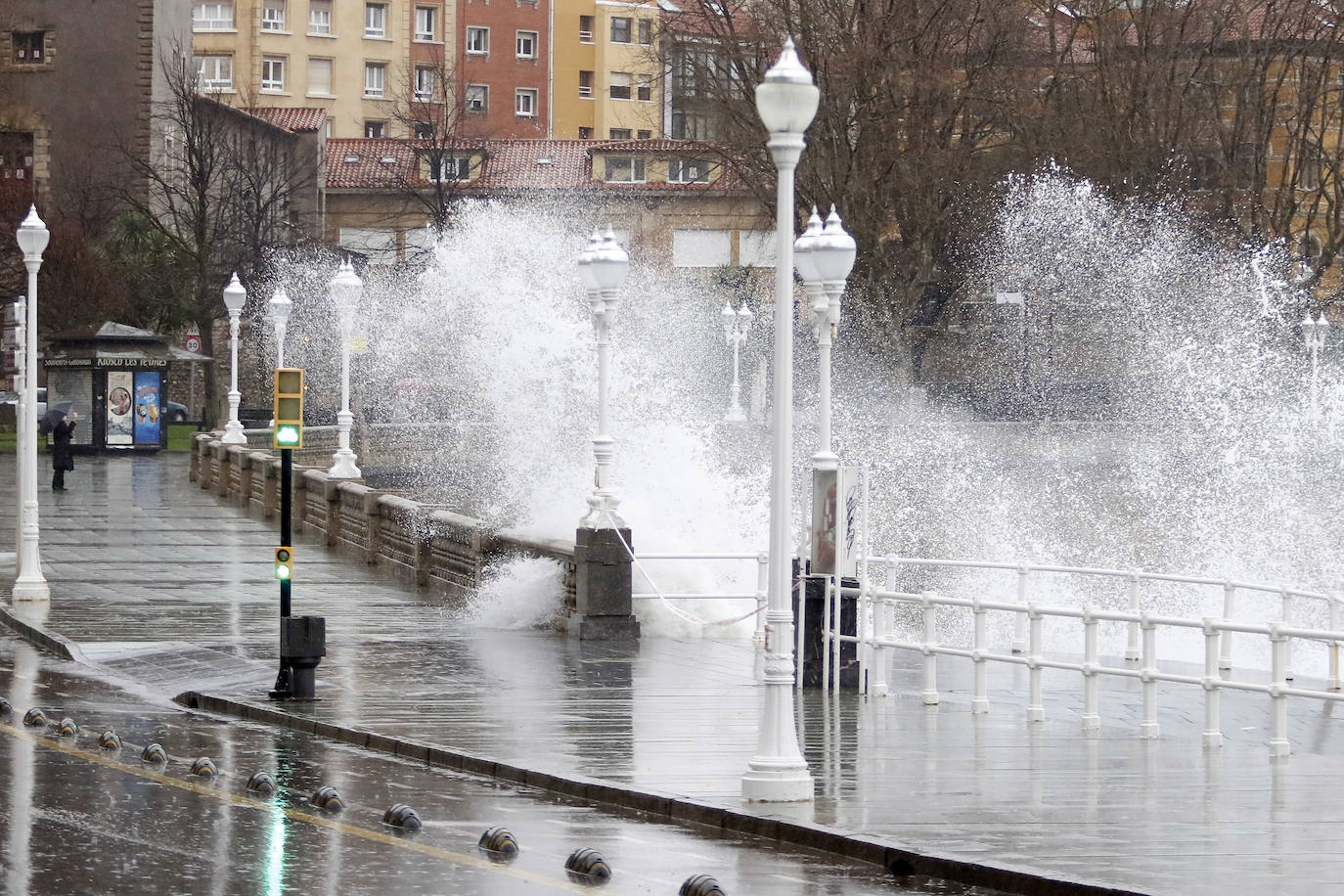 La borrasca 'Bella' ha provocado más de 1.900 incidencias en Asturias y complica las comunicaciones. La nieve acumulada en las últimas horas, que ha cerrado el puerto del Connio, obliga a usar cadenas en 15 altos de montaña. Los fuertes vientos han procovado la caída de árboles y la Aemet mantiene el litoral del Principado en alerta roja por olas de hasta diez metros 