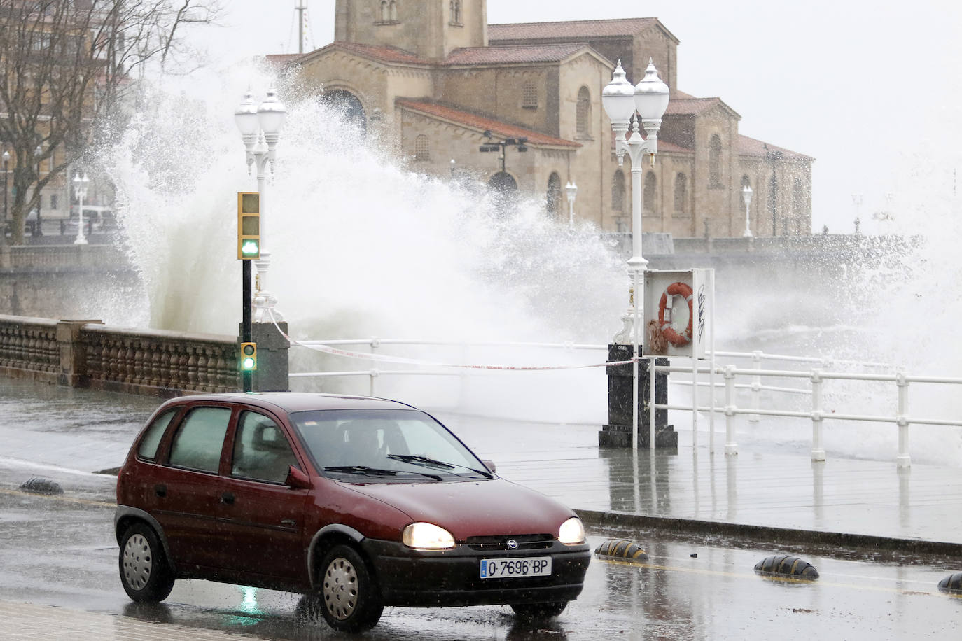 La borrasca 'Bella' ha provocado más de 1.900 incidencias en Asturias y complica las comunicaciones. La nieve acumulada en las últimas horas, que ha cerrado el puerto del Connio, obliga a usar cadenas en 15 altos de montaña. Los fuertes vientos han procovado la caída de árboles y la Aemet mantiene el litoral del Principado en alerta roja por olas de hasta diez metros 