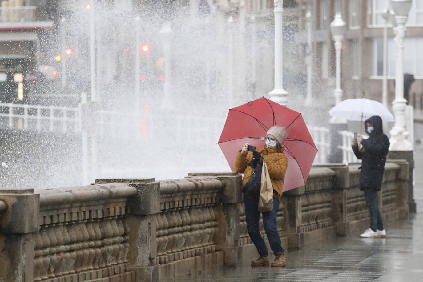La borrasca 'Bella' ha provocado más de 1.900 incidencias en Asturias y complica las comunicaciones. La nieve acumulada en las últimas horas, que ha cerrado el puerto del Connio, obliga a usar cadenas en 15 altos de montaña. Los fuertes vientos han procovado la caída de árboles y la Aemet mantiene el litoral del Principado en alerta roja por olas de hasta diez metros 