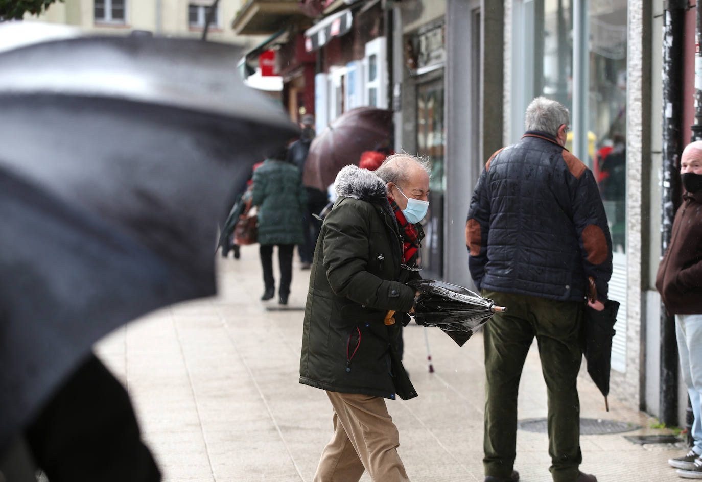 La borrasca 'Bella' ha provocado más de 1.900 incidencias en Asturias y complica las comunicaciones. La nieve acumulada en las últimas horas, que ha cerrado el puerto del Connio, obliga a usar cadenas en 15 altos de montaña. Los fuertes vientos han procovado la caída de árboles y la Aemet mantiene el litoral del Principado en alerta roja por olas de hasta diez metros 