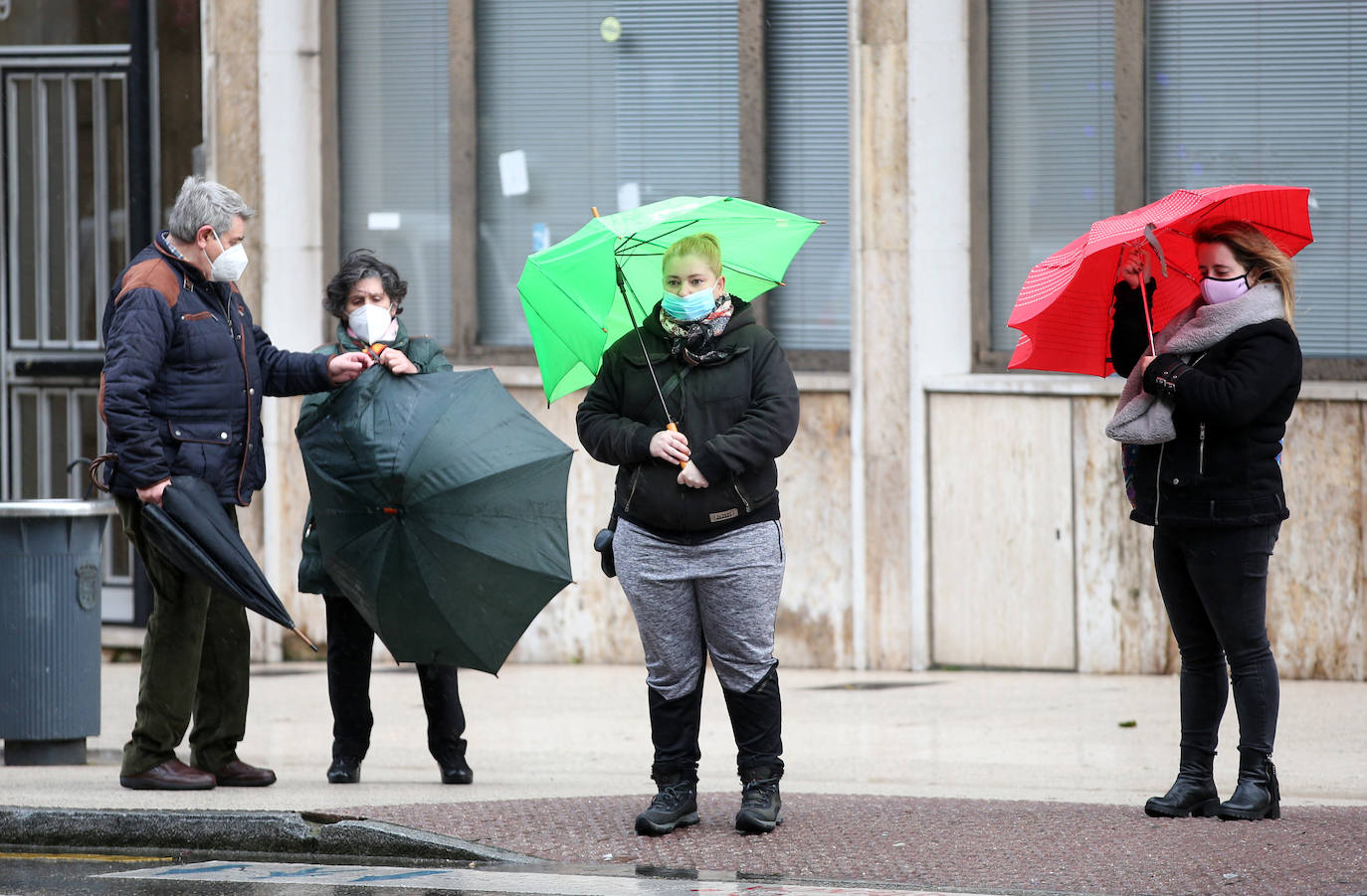 La borrasca 'Bella' ha provocado más de 1.900 incidencias en Asturias y complica las comunicaciones. La nieve acumulada en las últimas horas, que ha cerrado el puerto del Connio, obliga a usar cadenas en 15 altos de montaña. Los fuertes vientos han procovado la caída de árboles y la Aemet mantiene el litoral del Principado en alerta roja por olas de hasta diez metros 